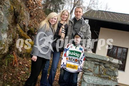 EBEL. Eishockey Bundesliga. Mike Craig (VSV) mit Familie, Kenzie (Tochter), Colton (Sohn). 
Foto: Kuess
---
pressefotos, pressefotografie, kuess, qs, qspictures, sport, bild, bilder, bilddatenbank