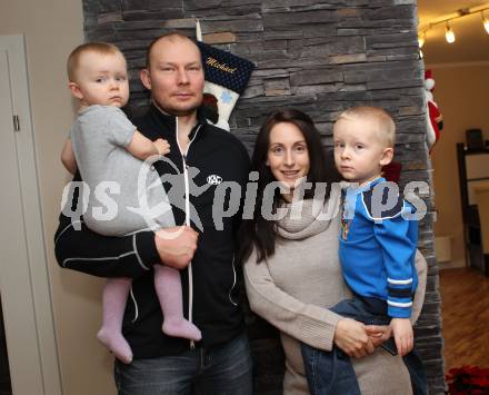 Eishockey. KAC. Mike Siklenka mit Gattin Jolene, Tochter Reyn und Sohn Jones. Klagenfurt, 17.12.2011.
Foto: kuess
---
pressefotos, pressefotografie, kuess, qs, qspictures, sport, bild, bilder, bilddatenbank