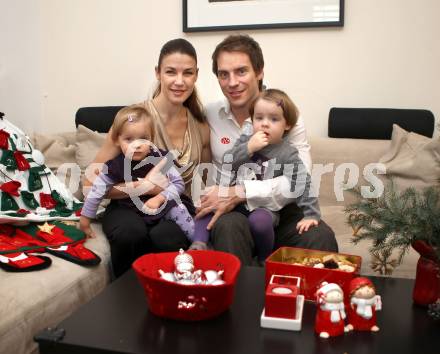 Eishockey. KAC. Dieter und Kathrin Kalt mit den Zwillingen Coco und Lillien, Klagenfurt, 23.12.2011.
Foto. Kuess
---
pressefotos, pressefotografie, kuess, qs, qspictures, sport, bild, bilder, bilddatenbank