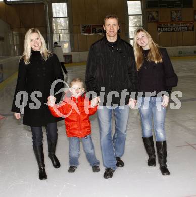  EBEL. Eishockey Bundesliga. Mike Craig (KAC) mit Familie, Kenzie (Tochter), Colton (Sohn). Klagenfurt, 6.2.2009.
Foto: Kuess
---
pressefotos, pressefotografie, kuess, qs, qspictures, sport, bild, bilder, bilddatenbank