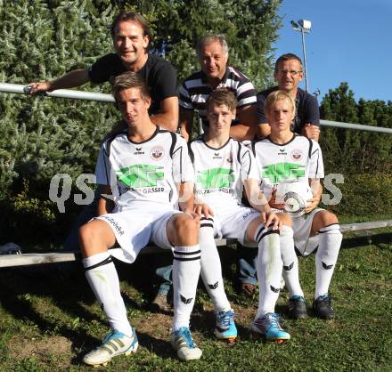 Fussball Unterliga Ost. Partl Josef, Krainer Helmut, Hobel Siegfried, Partl Markus, Krainer Markus, Hobel Julian (SV Ludmannsdorf). Ludmannsdorf, am 2.10.2011.
Foto: Kuess
---
pressefotos, pressefotografie, kuess, qs, qspictures, sport, bild, bilder, bilddatenbank