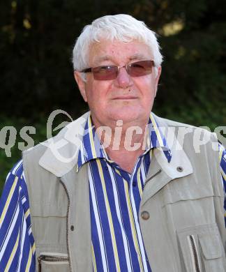 Fussball Unterliga Ost. DSG Sele Zell gegen Landskron. Obmannstellvertreter Hubert Sabitzer (Landskron). Zell Pfarre, am 2.10.2011.
Foto: Kuess
---
pressefotos, pressefotografie, kuess, qs, qspictures, sport, bild, bilder, bilddatenbank