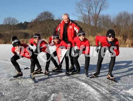 Eisschnellauf. Eislaufverein Woerthersee. Erik Mayerhofer, Simon Jesse, Andreas Jesse, Magdalena Mayerhofer, Stefan Haan. Hinten Steinbrucker Wilfried. Hoerzendorfer See, 27.12.2011.
Foto: Kuess
---
pressefotos, pressefotografie, kuess, qs, qspictures, sport, bild, bilder, bilddatenbank