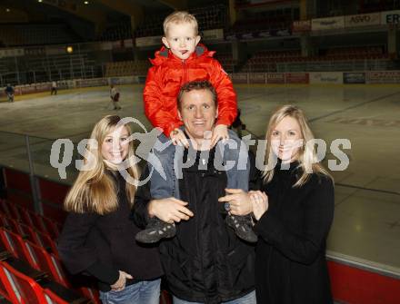 Eishockey Bundesliga. EBEL. Eishockey Bundesliga. Mike Craig (KAC) mit Familie, Kenzie (Tochter), Colton (Sohn).  KLagenfurt, am 6.2.2009.
Foto: Kuess
---
pressefotos, pressefotografie, kuess, qs, qspictures, sport, bild, bilder, bilddatenbank