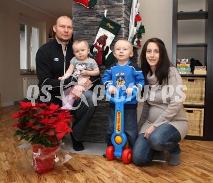 Eishockey. KAC. Mike Siklenka mit Gattin Jolene, Tochter Reyn und Sohn Jones. Klagenfurt, 17.12.2011.
Foto: kuess
---
pressefotos, pressefotografie, kuess, qs, qspictures, sport, bild, bilder, bilddatenbank