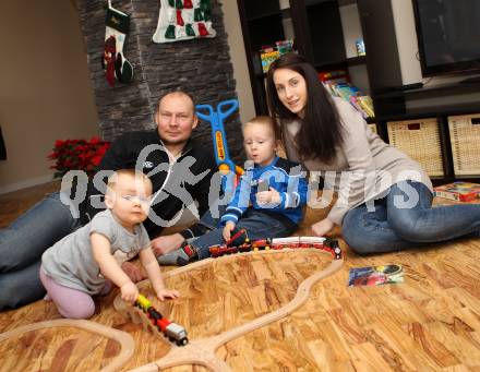 Eishockey. KAC. Mike Siklenka mit Gattin Jolene, Tochter Reyn und Sohn Jones. Klagenfurt, 17.12.2011.
Foto: kuess
---
pressefotos, pressefotografie, kuess, qs, qspictures, sport, bild, bilder, bilddatenbank