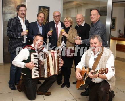 Fussball. 80. Geburtstag Alfred Hohenberger. Kurt Widmann, Willi Temper, Fredi Hohenberger mit Gattin Uschi, Franz Kogler, Egon Katnik. Klagenfurt, am 17.12.2011.
Foto: Kuess
---
pressefotos, pressefotografie, kuess, qs, qspictures, sport, bild, bilder, bilddatenbank