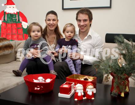 Eishockey. KAC. Dieter und Kathrin Kalt mit den Zwillingen Coco und Lillien, Klagenfurt, 23.12.2011.
Foto. Kuess
---
pressefotos, pressefotografie, kuess, qs, qspictures, sport, bild, bilder, bilddatenbank