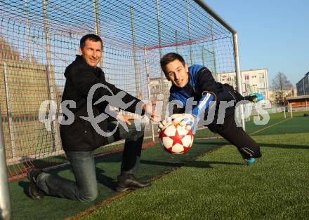 Fussball. Sallinger Raphael, Adi Preschern. Klagenfurt, 9.11.2011.
Foto: Kuess
---
pressefotos, pressefotografie, kuess, qs, qspictures, sport, bild, bilder, bilddatenbank