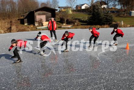 Eisschnellauf. Eislaufverein Woerthersee. Andreas Jesse, Erik Mayerhofer, Simon Jesse,  Magdalena Mayerhofer, Stefan Haan. Hinten Steinbrucker Wilfried. Hoerzendorfer See, 27.12.2011.
Foto: Kuess
---
pressefotos, pressefotografie, kuess, qs, qspictures, sport, bild, bilder, bilddatenbank