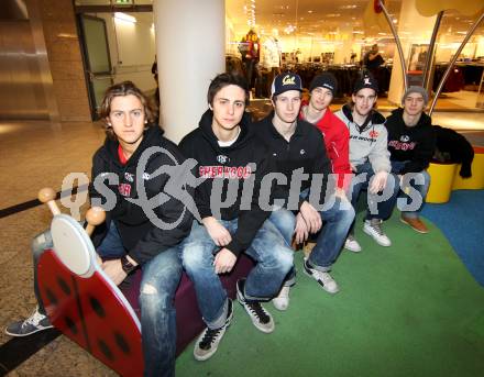 Eishockey. KAC. Isopp Maximilian, Hernegger Lucas, Holzer Nikolaus, Titze Lukas, Brenkusch Andreas, Schumnig Stefan. Klagenfurt, 15.11.2011.
Foto: Kuess
---
pressefotos, pressefotografie, kuess, qs, qspictures, sport, bild, bilder, bilddatenbank