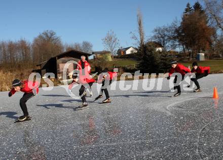 Eisschnellauf. Eislaufverein Woerthersee. Andreas Jesse, Erik Mayerhofer, Simon Jesse,  Magdalena Mayerhofer, Stefan Haan. Hinten Steinbrucker Wilfried. Hoerzendorfer See, 27.12.2011.
Foto: Kuess
---
pressefotos, pressefotografie, kuess, qs, qspictures, sport, bild, bilder, bilddatenbank