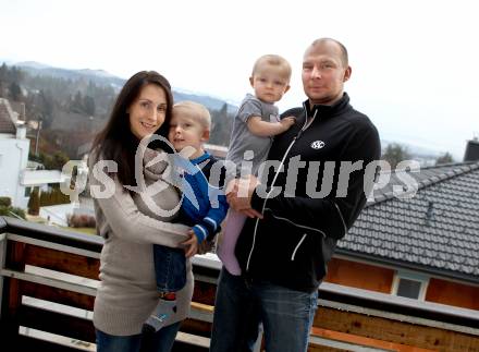 Eishockey. KAC. Mike Siklenka mit Gattin Jolene, Tochter Reyn und Sohn Jones. Klagenfurt, 17.12.2011.
Foto: kuess
---
pressefotos, pressefotografie, kuess, qs, qspictures, sport, bild, bilder, bilddatenbank