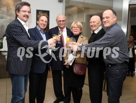 Fussball. 80. Geburtstag Alfred Hohenberger. Kurt Widmann, Willi Temper, Fredi Hohenberger mit Gattin Uschi, Franz Kogler, Egon Katnik. Klagenfurt, am 17.12.2011.
Foto: Kuess
---
pressefotos, pressefotografie, kuess, qs, qspictures, sport, bild, bilder, bilddatenbank