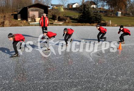 Eisschnellauf. Eislaufverein Woerthersee. Andreas Jesse, Erik Mayerhofer, Simon Jesse,  Magdalena Mayerhofer, Stefan Haan. Hinten Steinbrucker Wilfried. Hoerzendorfer See, 27.12.2011.
Foto: Kuess
---
pressefotos, pressefotografie, kuess, qs, qspictures, sport, bild, bilder, bilddatenbank