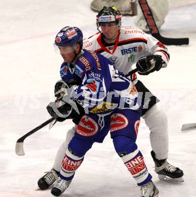 EBEL. Eishockey Bundesliga. EC Rekord Fenster VSV gegen HC Orli Znojmo.  Robert Shearer (VSV),  Jan Trojan (Znaim). Villach, am 20.1.2012.
Foto: Kuess 


---
pressefotos, pressefotografie, kuess, qs, qspictures, sport, bild, bilder, bilddatenbank