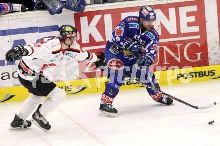 EBEL. Eishockey Bundesliga. EC Rekord Fenster VSV gegen HC Orli Znojmo.  Roland Kaspitz, (VSV), Jan Trojan (Znaim). Villach, am 20.1.2012.
Foto: Kuess 


---
pressefotos, pressefotografie, kuess, qs, qspictures, sport, bild, bilder, bilddatenbank