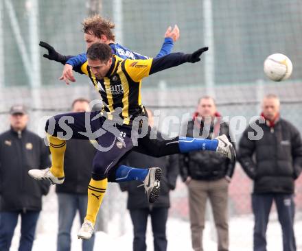 Fussball Testspiel. WAC/St. Andrae gegen VSV. Rene Gsellmann (WAC), Darko Djukic (VSV). St. Andrae, am 21.1.2012.
Foto: Kuess
---
pressefotos, pressefotografie, kuess, qs, qspictures, sport, bild, bilder, bilddatenbank