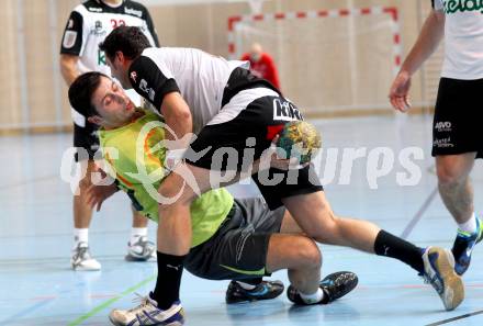 Handball. Bundesliga. HCK 59 Klagenfurt gegen SC kelag Ferlach. Josip Pecina, (HCK), Christian Koschu (Ferlach). Klagenfurt, 21.1.2012
Foto: Kuess 


---
pressefotos, pressefotografie, kuess, qs, qspictures, sport, bild, bilder, bilddatenbank