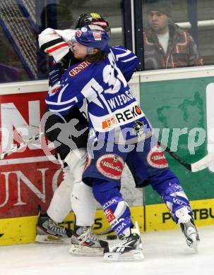 EBEL. Eishockey Bundesliga. EC Rekord Fenster VSV gegen HC Orli Znojmo.  WIEDERGUT Andreas (VSV),  PODESVA Martin (Znaim). Villach, am 22.1.2012.
Foto: Kuess 


---
pressefotos, pressefotografie, kuess, qs, qspictures, sport, bild, bilder, bilddatenbank