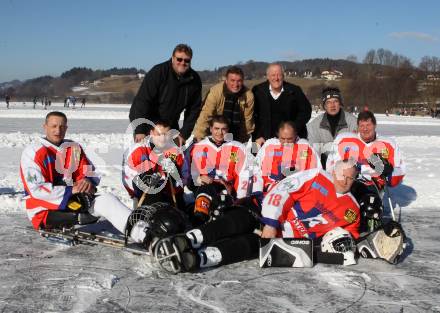 Behindertensport. Sledgehockey. Vergleichskampf Kaernten gegen St. Poelten. Mannschaft Kaernten mit Zdenek Vanek, Buergermeister Gerhard Oleschko, Harald Lange. Rauschele See, am 21.1.2012.
Foto: Kuess
---
pressefotos, pressefotografie, kuess, qs, qspictures, sport, bild, bilder, bilddatenbank