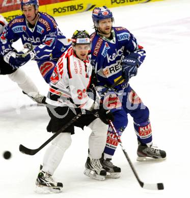 EBEL. Eishockey Bundesliga. EC Rekord Fenster VSV gegen HC Orli Znojmo.  WELLER Craig (VSV), SKADRA Martin (Znaim). Villach, am 22.1.2012.
Foto: Kuess 


---
pressefotos, pressefotografie, kuess, qs, qspictures, sport, bild, bilder, bilddatenbank