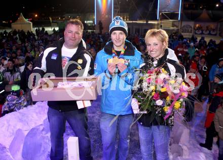 Schi Alpin. Jugendolympiade. Empfang Olympiasieger Marco Schwarz.  Vater Rudi, Marco Schwarz, Mutter Angelika. Bad Kleinkirchheim, 23. 1. 2012.
Foto: Kuess
---
pressefotos, pressefotografie, kuess, qs, qspictures, sport, bild, bilder, bilddatenbank
