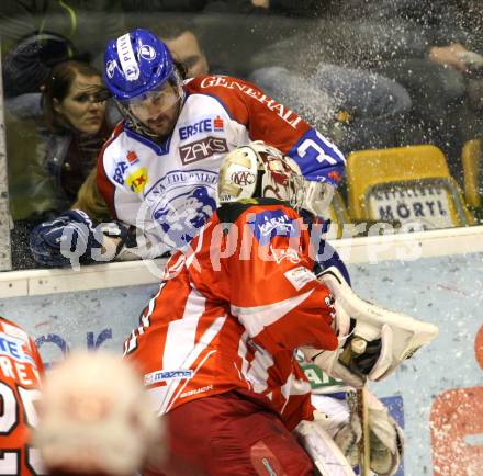 EBEL. Eishockey Bundesliga. KAC gegen Medvescak Zagreb. Andy Chiodo (KAC), Frank Banham (Zagreb). Klagenfurt, am 24.1.2012.
Foto: Kuess

---
pressefotos, pressefotografie, kuess, qs, qspictures, sport, bild, bilder, bilddatenbank