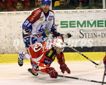 EBEL. Eishockey Bundesliga. KAC gegen Medvescak Zagreb. Tyler Scofield (KAC), Dario Kostovic (Zagreb). Klagenfurt, am 24.1.2012.
Foto: Kuess

---
pressefotos, pressefotografie, kuess, qs, qspictures, sport, bild, bilder, bilddatenbank