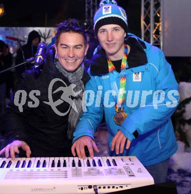 Schi Alpin. Jugendolympiade. Empfang Olympiasieger Marco Schwarz.  Marco Schwarz mit einem Musiker von Meilenstein. Bad Kleinkirchheim, 23. 1. 2012.
Foto: Kuess
---
pressefotos, pressefotografie, kuess, qs, qspictures, sport, bild, bilder, bilddatenbank