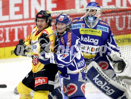 EBEL. Eishockey Bundesliga. EC Rekord Fenster VSV gegen UPC Vienna Capitals. Andreas Wiedergut, Bernhard Starkbaum, (VSV), Christian Dolezal  (Caps). Villach, am 27.1.2012.
Foto: Kuess 


---
pressefotos, pressefotografie, kuess, qs, qspictures, sport, bild, bilder, bilddatenbank