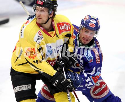 EBEL. Eishockey Bundesliga. EC Rekord Fenster VSV gegen UPC Vienna Capitals. Nico Toff, (VSV),  Philipp Pinter (Caps). Villach, am 27.1.2012.
Foto: Kuess 


---
pressefotos, pressefotografie, kuess, qs, qspictures, sport, bild, bilder, bilddatenbank