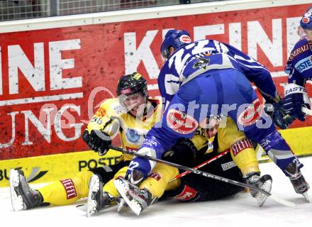 EBEL. Eishockey Bundesliga. EC Rekord Fenster VSV gegen UPC Vienna Capitals. Greg Kuznik,  (VSV), Filip Gunnarsson, Taylor Holst (Caps). Villach, am 27.1.2012.
Foto: Kuess 


---
pressefotos, pressefotografie, kuess, qs, qspictures, sport, bild, bilder, bilddatenbank