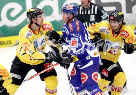 EBEL. Eishockey Bundesliga. EC Rekord Fenster VSV gegen UPC Vienna Capitals. Robert Shearer, (VSV), Philipp Pinter  (Caps). Villach, am 27.1.2012.
Foto: Kuess 


---
pressefotos, pressefotografie, kuess, qs, qspictures, sport, bild, bilder, bilddatenbank