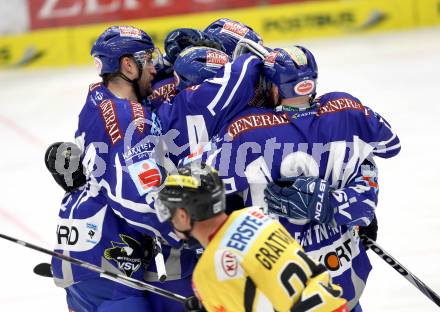 EBEL. Eishockey Bundesliga. EC Rekord Fenster VSV gegen UPC Vienna Capitals. Torjubel VSV. Villach, am 27.1.2012.
Foto: Kuess 


---
pressefotos, pressefotografie, kuess, qs, qspictures, sport, bild, bilder, bilddatenbank