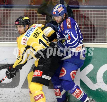 EBEL. Eishockey Bundesliga. EC Rekord Fenster VSV gegen UPC Vienna Capitals. Craig Weller,  (VSV), Martin Oraze (Caps). Villach, am 27.1.2012.
Foto: Kuess 


---
pressefotos, pressefotografie, kuess, qs, qspictures, sport, bild, bilder, bilddatenbank