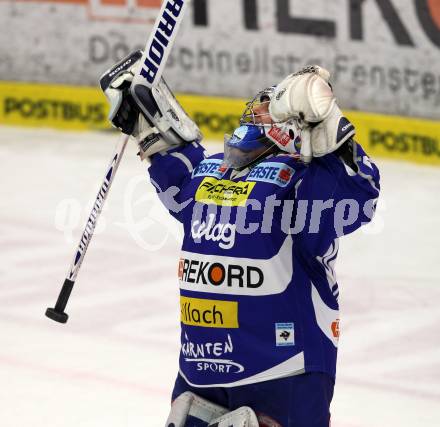 EBEL. Eishockey Bundesliga. EC Rekord Fenster VSV gegen UPC Vienna Capitals. Jubel Bernhard Starkbaum (VSV). Villach, am 27.1.2012.
Foto: Kuess 


---
pressefotos, pressefotografie, kuess, qs, qspictures, sport, bild, bilder, bilddatenbank