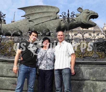 EBEL. Eishockey Bundesliga. Tyler Spurgeon (KAC) mit Mutter Debi und Vater Barry. Klagenfurt, am 24.9.2011.
Foto: Kuess
---
pressefotos, pressefotografie, kuess, qs, qspictures, sport, bild, bilder, bilddatenbank