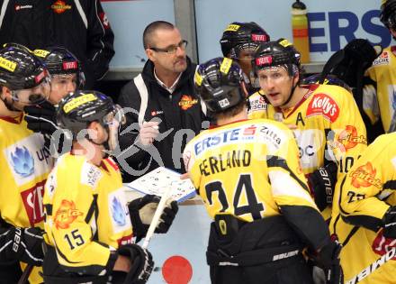 EBEL. Eishockey Bundesliga. EC Rekord Fenster VSV gegen UPC Vienna Capitals.  Trainer Tommy Samuelsson  (Caps). Villach, am 27.1.2012.
Foto: Kuess 


---
pressefotos, pressefotografie, kuess, qs, qspictures, sport, bild, bilder, bilddatenbank