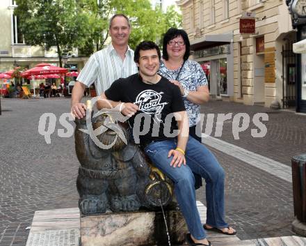 EBEL. Eishockey Bundesliga. Tyler Spurgeon (KAC) mit Mutter Debi und Vater Barry. Klagenfurt, am 24.9.2011.
Foto: Kuess
---
pressefotos, pressefotografie, kuess, qs, qspictures, sport, bild, bilder, bilddatenbank