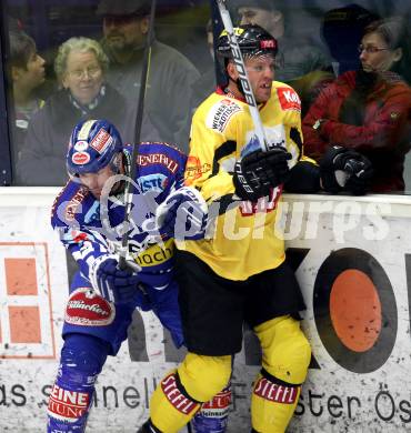 EBEL. Eishockey Bundesliga. EC Rekord Fenster VSV gegen UPC Vienna Capitals. Nicolas Petrik,  (VSV), Peter Casparsson (Caps). Villach, am 27.1.2012.
Foto: Kuess 


---
pressefotos, pressefotografie, kuess, qs, qspictures, sport, bild, bilder, bilddatenbank