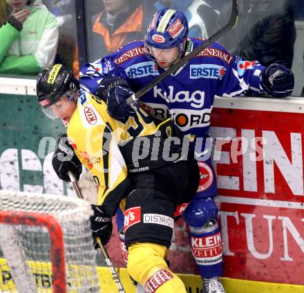 EBEL. Eishockey Bundesliga. EC Rekord Fenster VSV gegen UPC Vienna Capitals.  Derek Damon, (VSV), Mario Fischer (Caps). Villach, am 27.1.2012.
Foto: Kuess 


---
pressefotos, pressefotografie, kuess, qs, qspictures, sport, bild, bilder, bilddatenbank