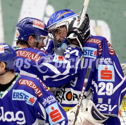 EBEL. Eishockey Bundesliga. EC Rekord Fenster VSV gegen UPC Vienna Capitals. Jubel Bernhard Starkbaum, Marco Pewal (VSV). Villach, am 27.1.2012.
Foto: Kuess 


---
pressefotos, pressefotografie, kuess, qs, qspictures, sport, bild, bilder, bilddatenbank