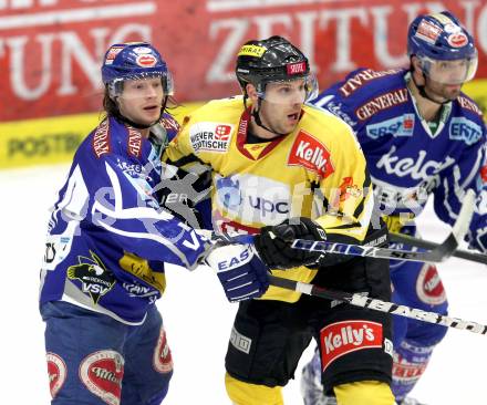 EBEL. Eishockey Bundesliga. EC Rekord Fenster VSV gegen UPC Vienna Capitals. Andreas Wiedergut,  (VSV), Francois Fortier (Caps). Villach, am 27.1.2012.
Foto: Kuess 


---
pressefotos, pressefotografie, kuess, qs, qspictures, sport, bild, bilder, bilddatenbank