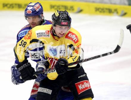 EBEL. Eishockey Bundesliga. EC Rekord Fenster VSV gegen UPC Vienna Capitals. Kevin Mitchell,  (VSV),  Filip Gunnarsson (Caps). Villach, am 27.1.2012.
Foto: Kuess 


---
pressefotos, pressefotografie, kuess, qs, qspictures, sport, bild, bilder, bilddatenbank