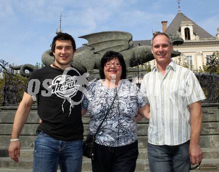 EBEL. Eishockey Bundesliga. Tyler Spurgeon (KAC) mit Mutter Debi und Vater Barry. Klagenfurt, am 24.9.2011.
Foto: Kuess
---
pressefotos, pressefotografie, kuess, qs, qspictures, sport, bild, bilder, bilddatenbank