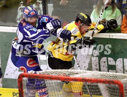 EBEL. Eishockey Bundesliga. EC Rekord Fenster VSV gegen UPC Vienna Capitals. Shayne Toporowski, (VSV), Benoit Gratton  (Caps). Villach, am 27.1.2012.
Foto: Kuess 


---
pressefotos, pressefotografie, kuess, qs, qspictures, sport, bild, bilder, bilddatenbank