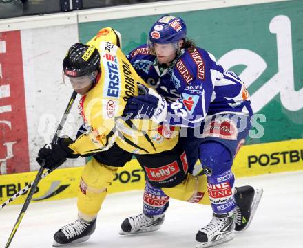 EBEL. Eishockey Bundesliga. EC Rekord Fenster VSV gegen UPC Vienna Capitals. Andreas Wiedergut,  (VSV), Nathan Robinson (Caps). Villach, am 27.1.2012.
Foto: Kuess 


---
pressefotos, pressefotografie, kuess, qs, qspictures, sport, bild, bilder, bilddatenbank