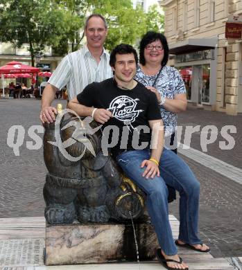 EBEL. Eishockey Bundesliga. Tyler Spurgeon (KAC) mit Mutter Debi und Vater Barry. Klagenfurt, am 24.9.2011.
Foto: Kuess
---
pressefotos, pressefotografie, kuess, qs, qspictures, sport, bild, bilder, bilddatenbank