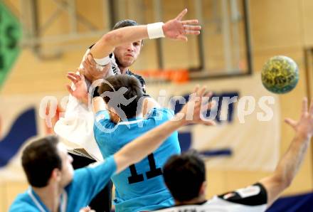 Handball Bundesliga. SC Ferlach gegen SU Falekensteiner Katschberg St. Poelten. Dean Pomorisac,  (SC Ferlach), Stephan Hollaus (St. Poelten). Ferlach, am 28.1.2012. Ferlach, 28.1.2012.
Foto: kuess
Foto: Kuess
---
pressefotos, pressefotografie, kuess, qs, qspictures, sport, bild, bilder, bilddatenbank